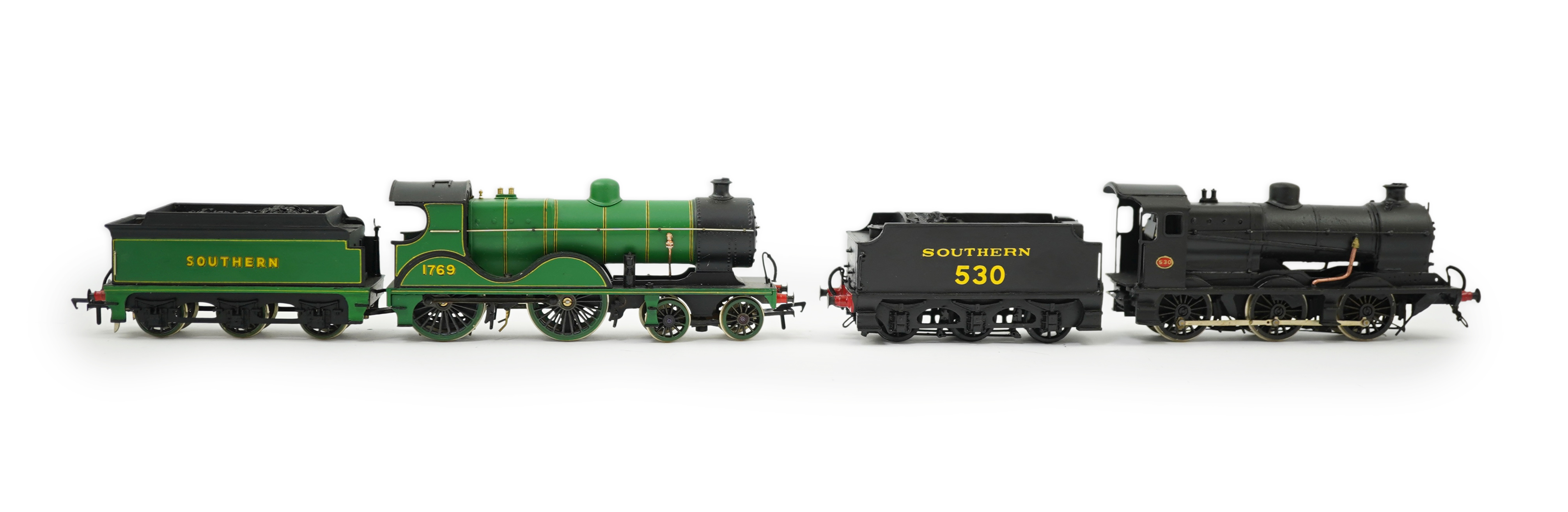 Two 00 gauge brass and white metal kit built Southern Railway tender locomotives; a Wainwright class L 4-4-0, 1769, together with an OO Works kit Maunsell class Q 0-6-0, 530, constructed, painted and lined to a high stan